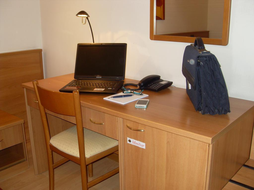 Hotel Tirrenus เปรูจา ภายนอก รูปภาพ